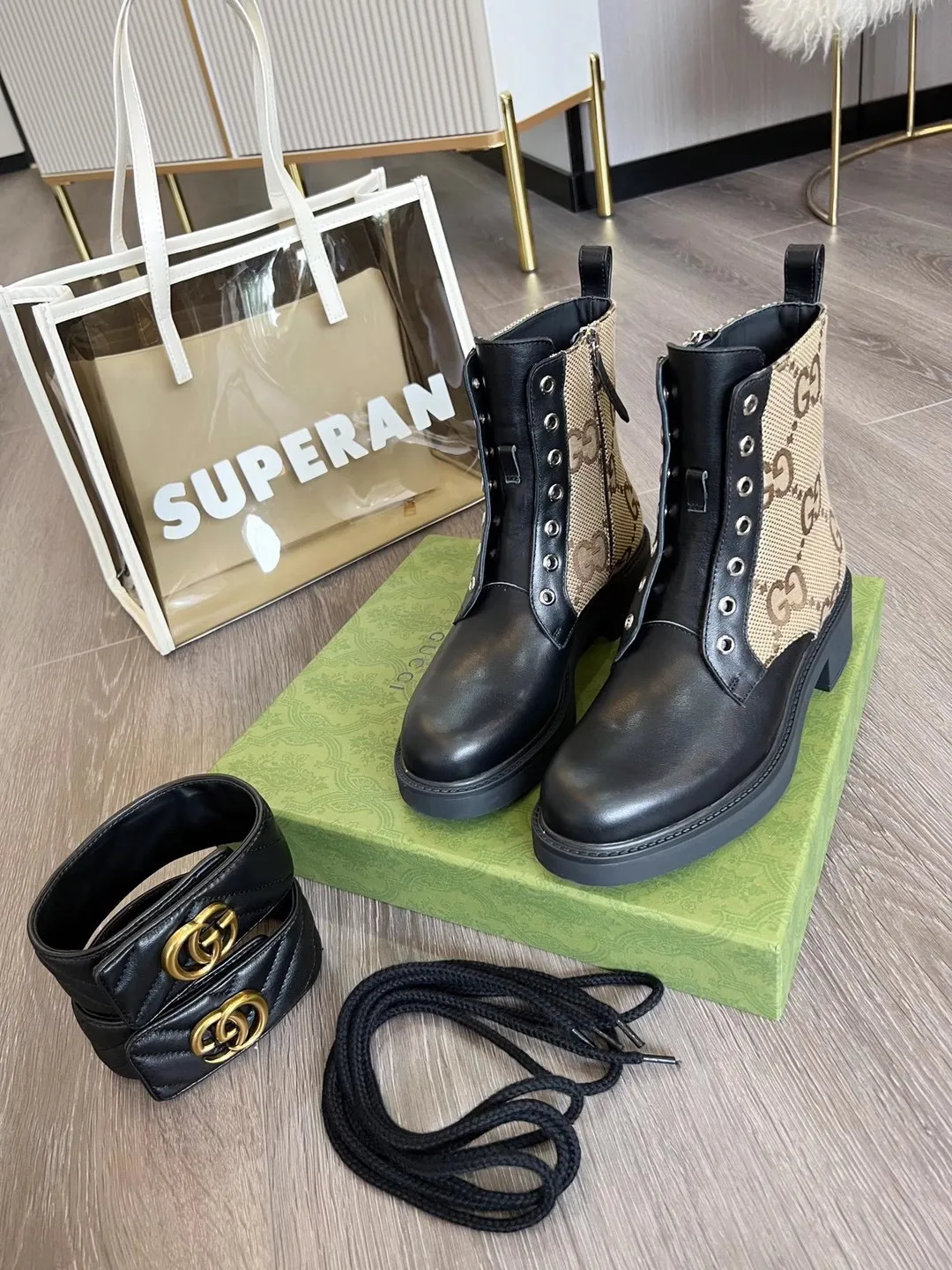 👟👟Ex-factory price 560👟👟 Autumn and winter GUCCI double G ankle boots original model opening✅ Full oil edges and metal chain details, a pull strap at the back for easy putting on and taking off, elastic design on both sides, full of high-end sense [strong] Fabric: cowhide🐂 Inner/foot pads: high-end cowhide🐂 Little Bee GUCCI TPU outsole Heel height 4cm Color: black Code number: 35-41 (41 needs to be customized) Packaging: Comes with card and cloth bag.